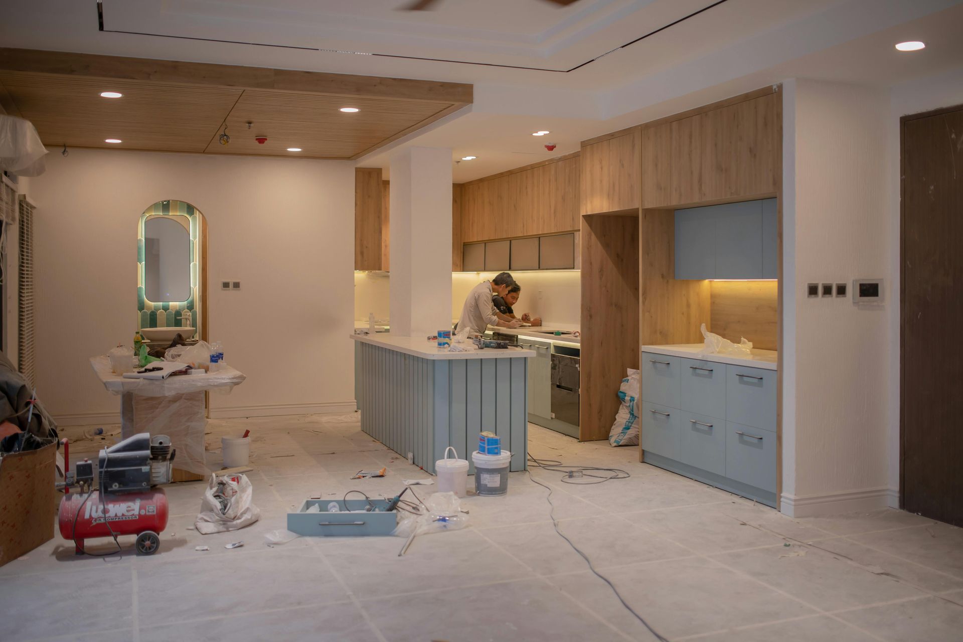 Cocina moderna en proceso de renovación 