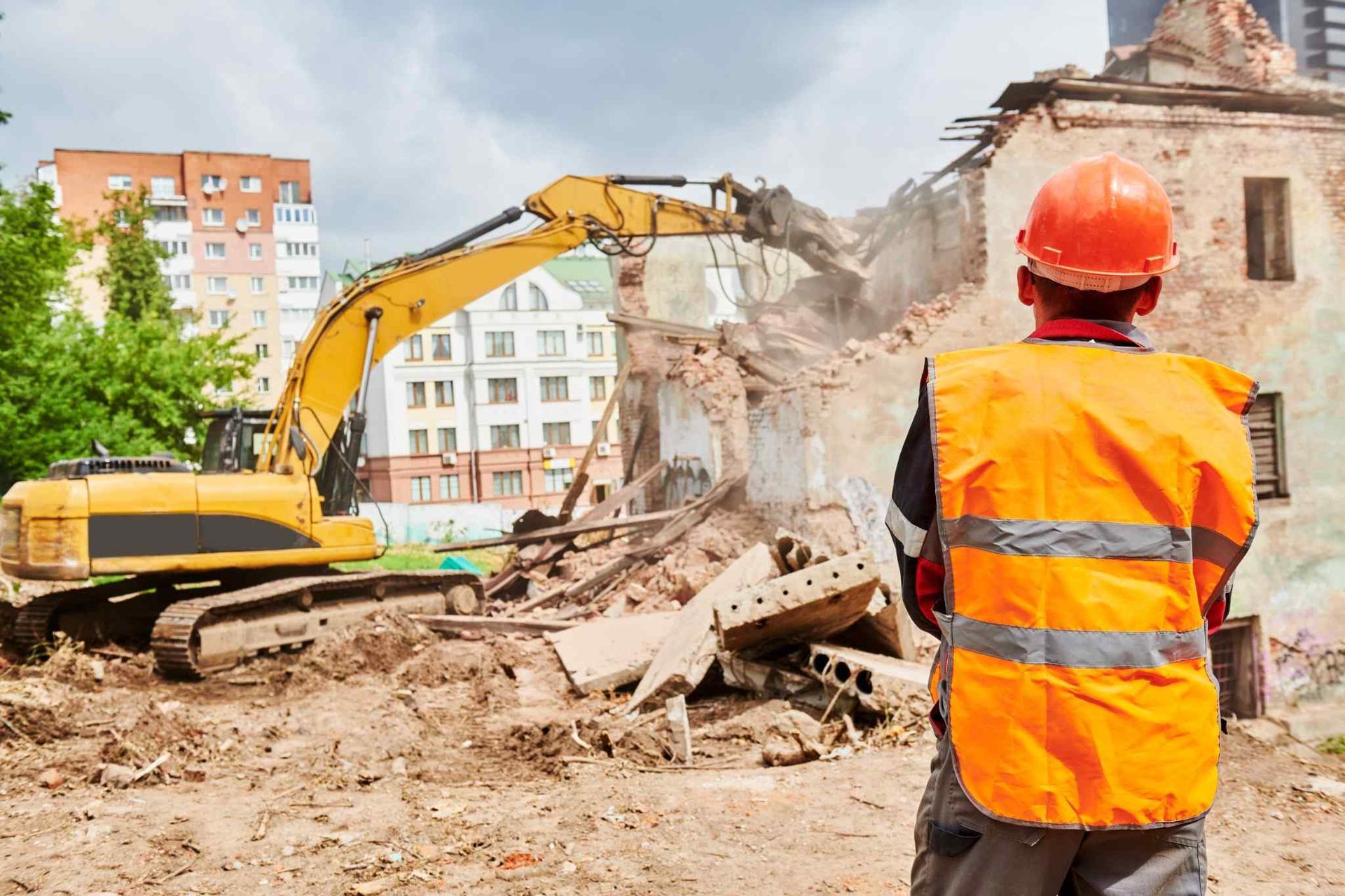 Un obrero de la construcción con casco