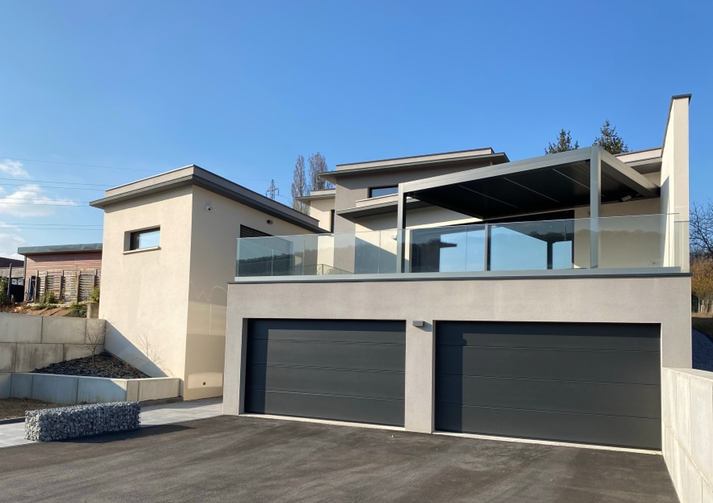 Double garage avec porte sectionnelle gris anthracite