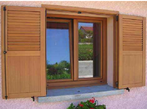 Une fenêtre avec des volets en bois
