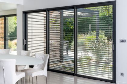 Baies vitrées avec store entrouvert