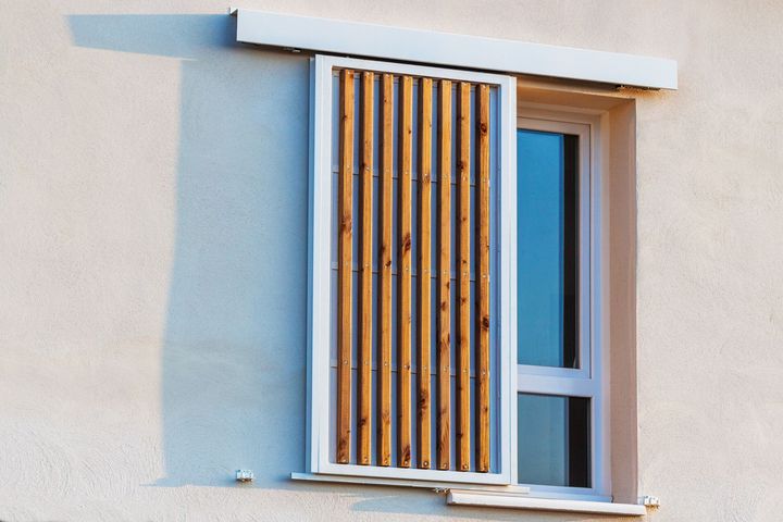 Volets coulissant à lames de bois