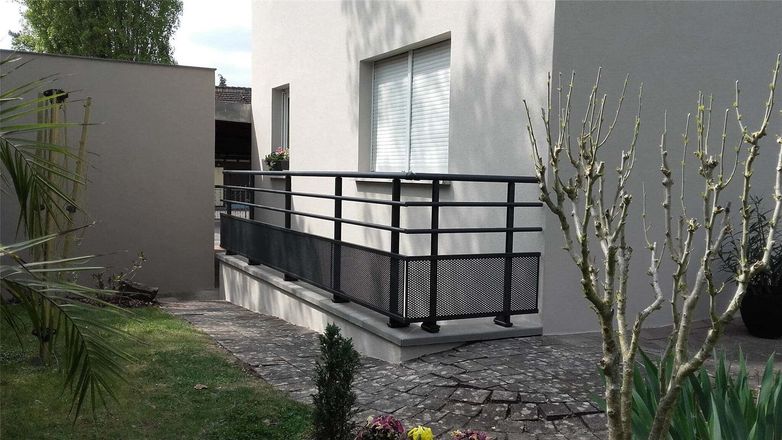 Garde-corps vitré avec contours en alu noir