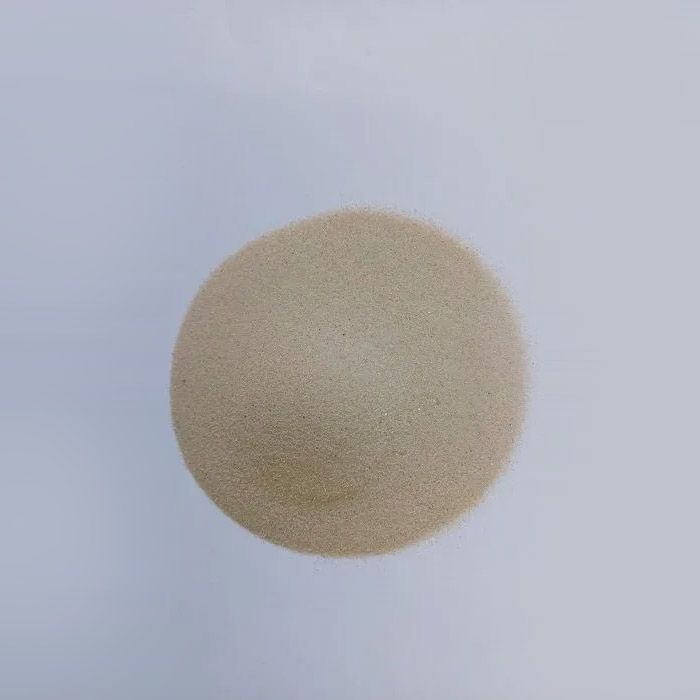 Objeto esférico de color canela sobre un fondo blanco, parecido a una pelota de espuma.