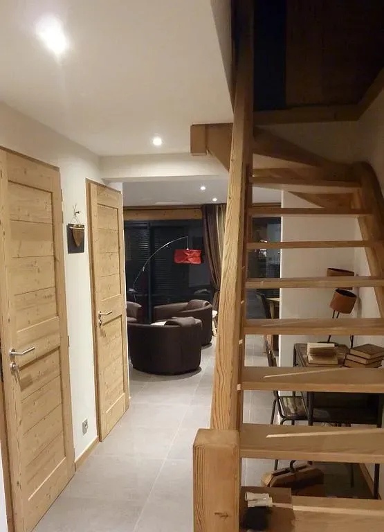 Escalier et portes en bois