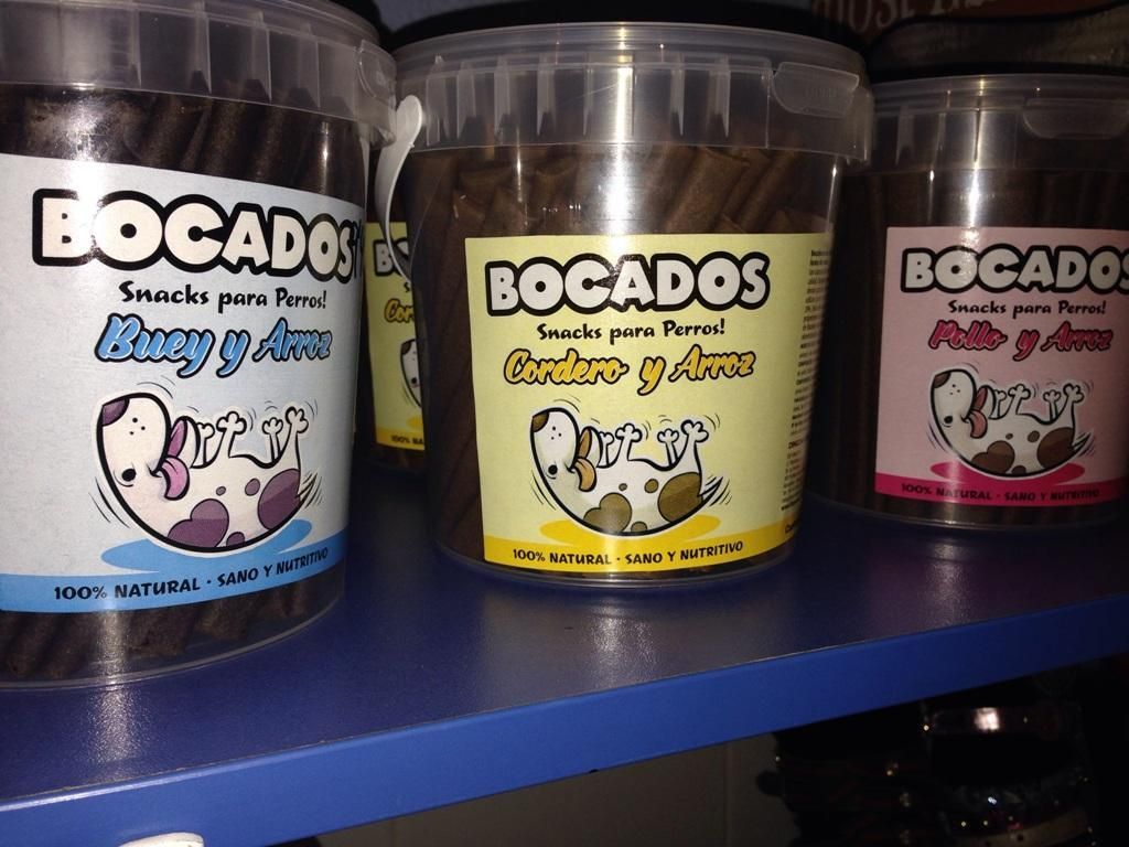 Varios contenedores de bocadillos bocados están en un estante.