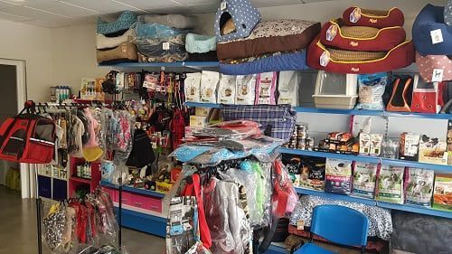 Una tienda llena de muchos artículos para perros y gatos.