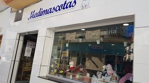 Una tienda con un gran escaparate lleno de juguetes.