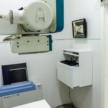 Una máquina de rayos X está montada en la pared de una habitación.