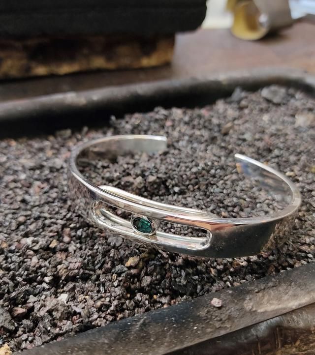 Un bracelet en argent.