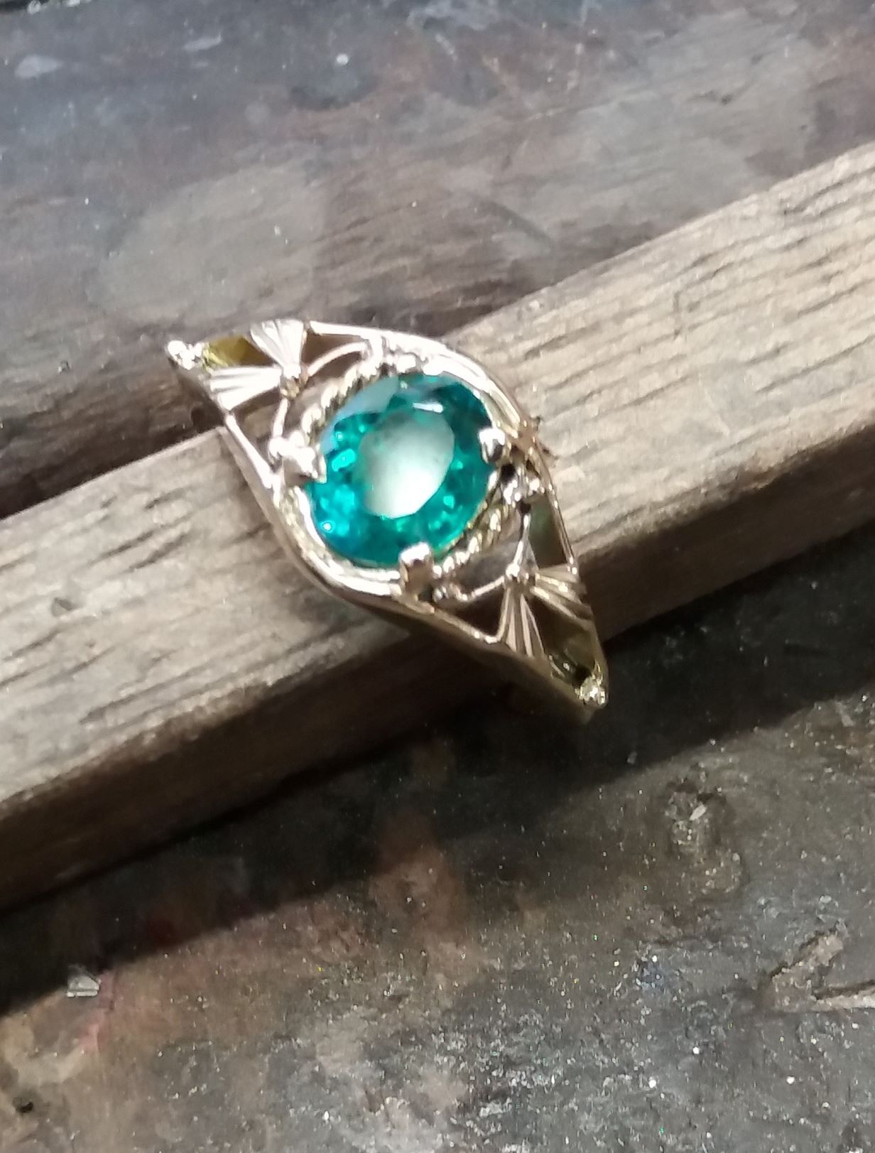Une bague en or avec une pierre bleue.