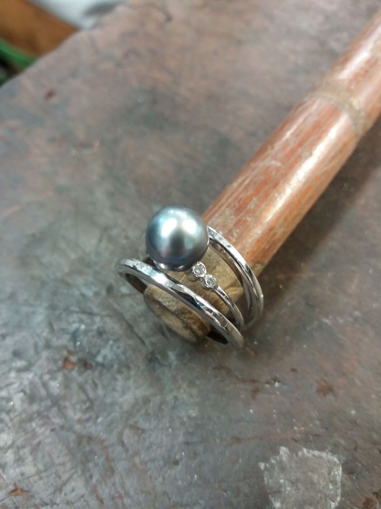 Une bague en argent dans un bout de bois.
