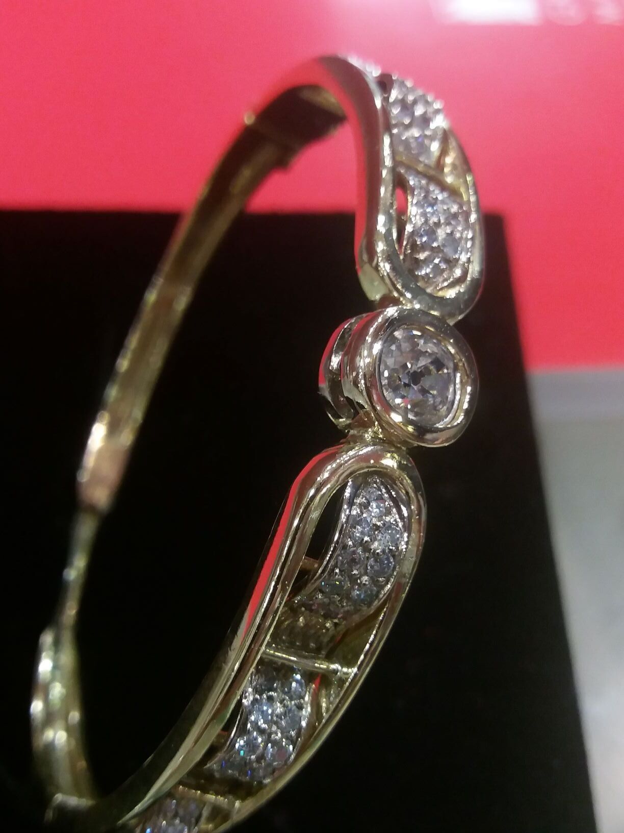 Un bracelet en or, avec des diamants.