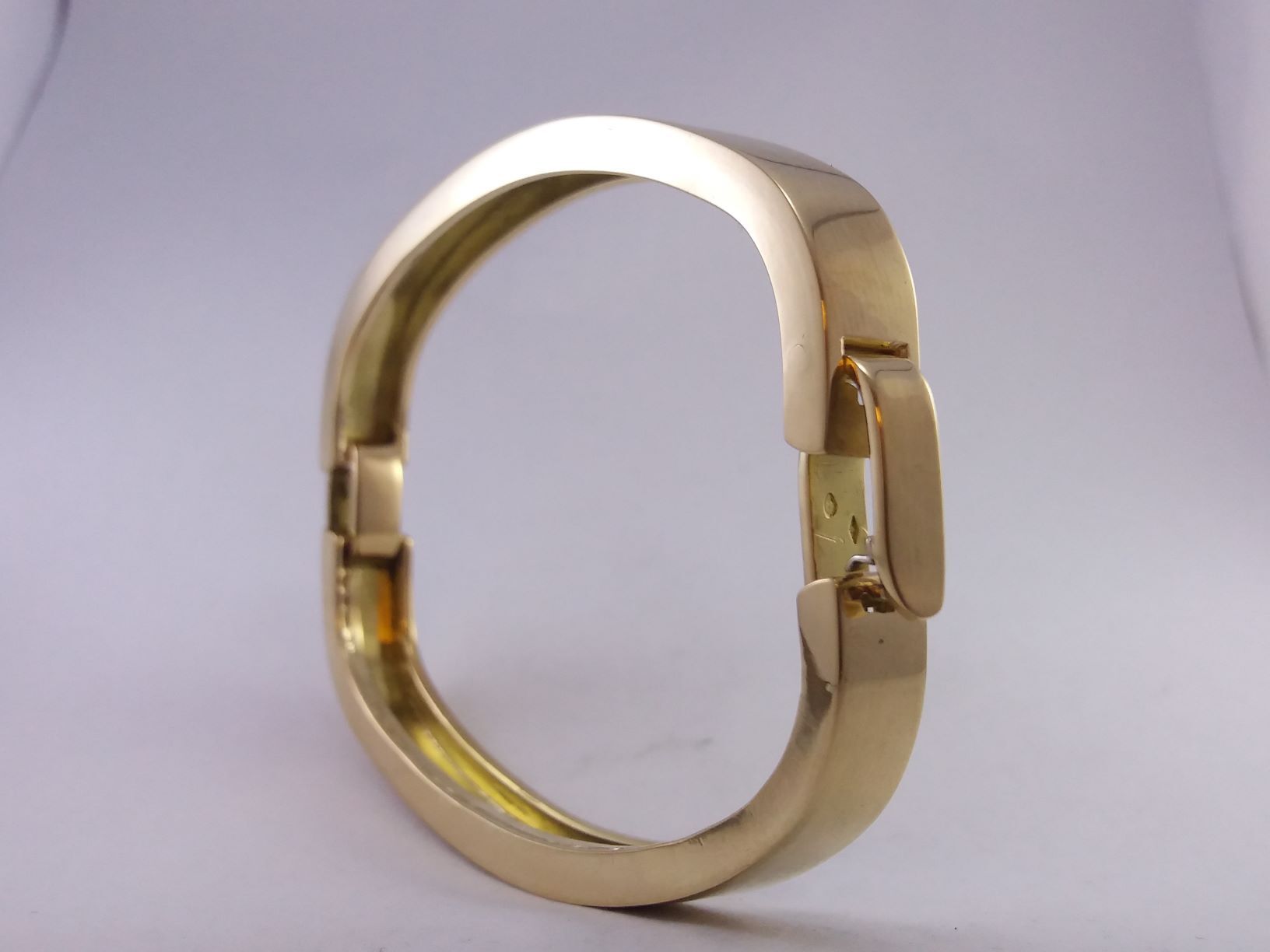 Un bracelet en or avec un fermoir.