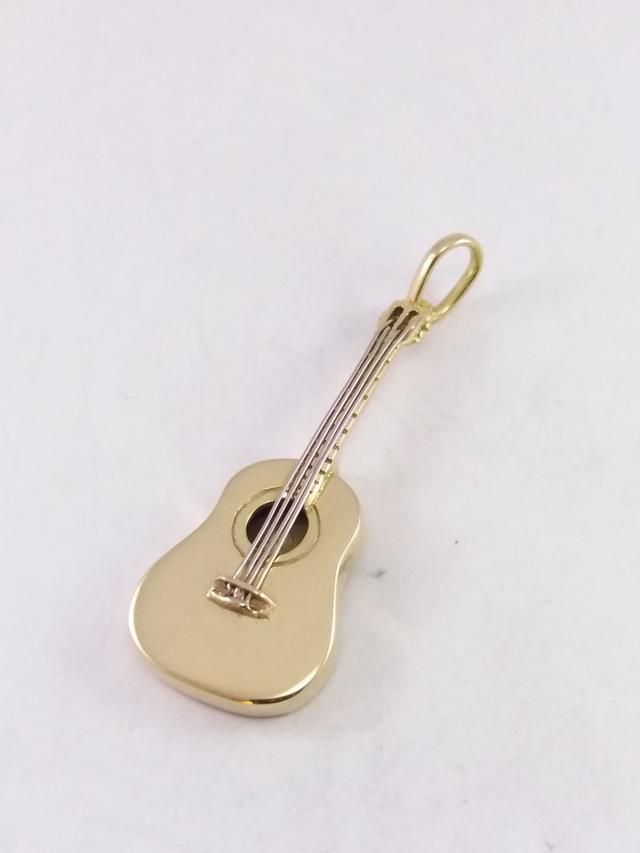 Une guitare en or.
