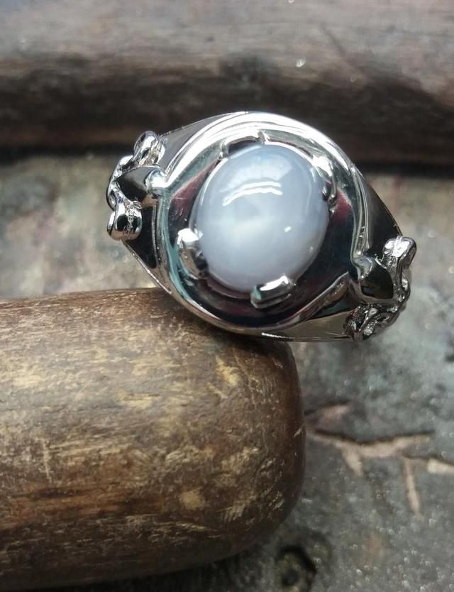 Une bague en argent avec une pierre blanche.