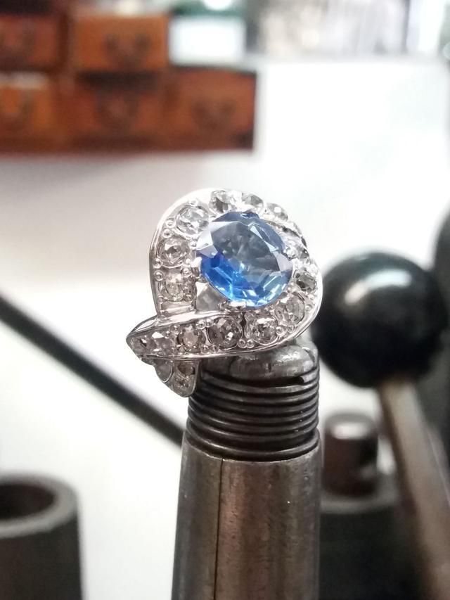Une bague en argent avec une pierre bleue.