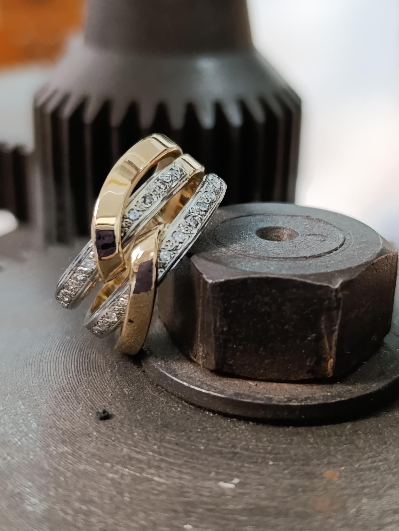 Une bague avec des pierres, réglable.