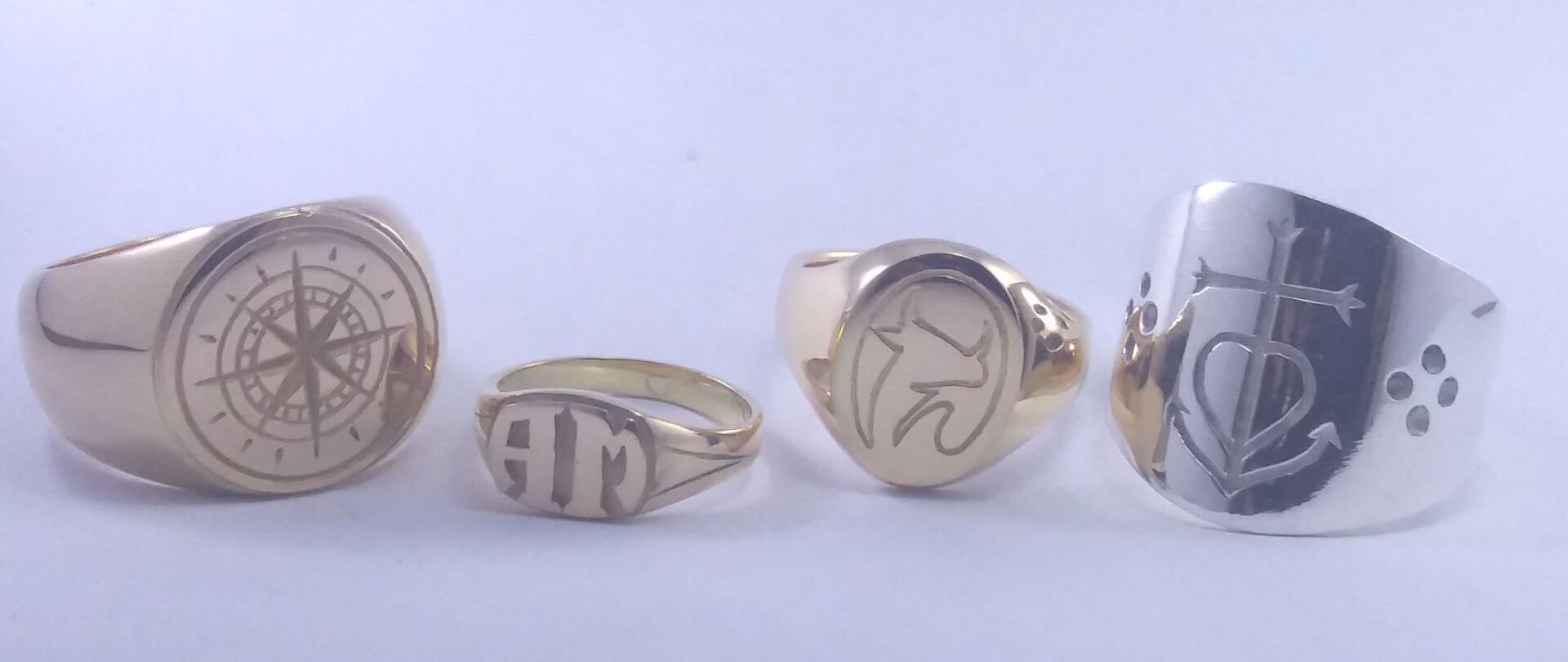 Des chevalières en argent.