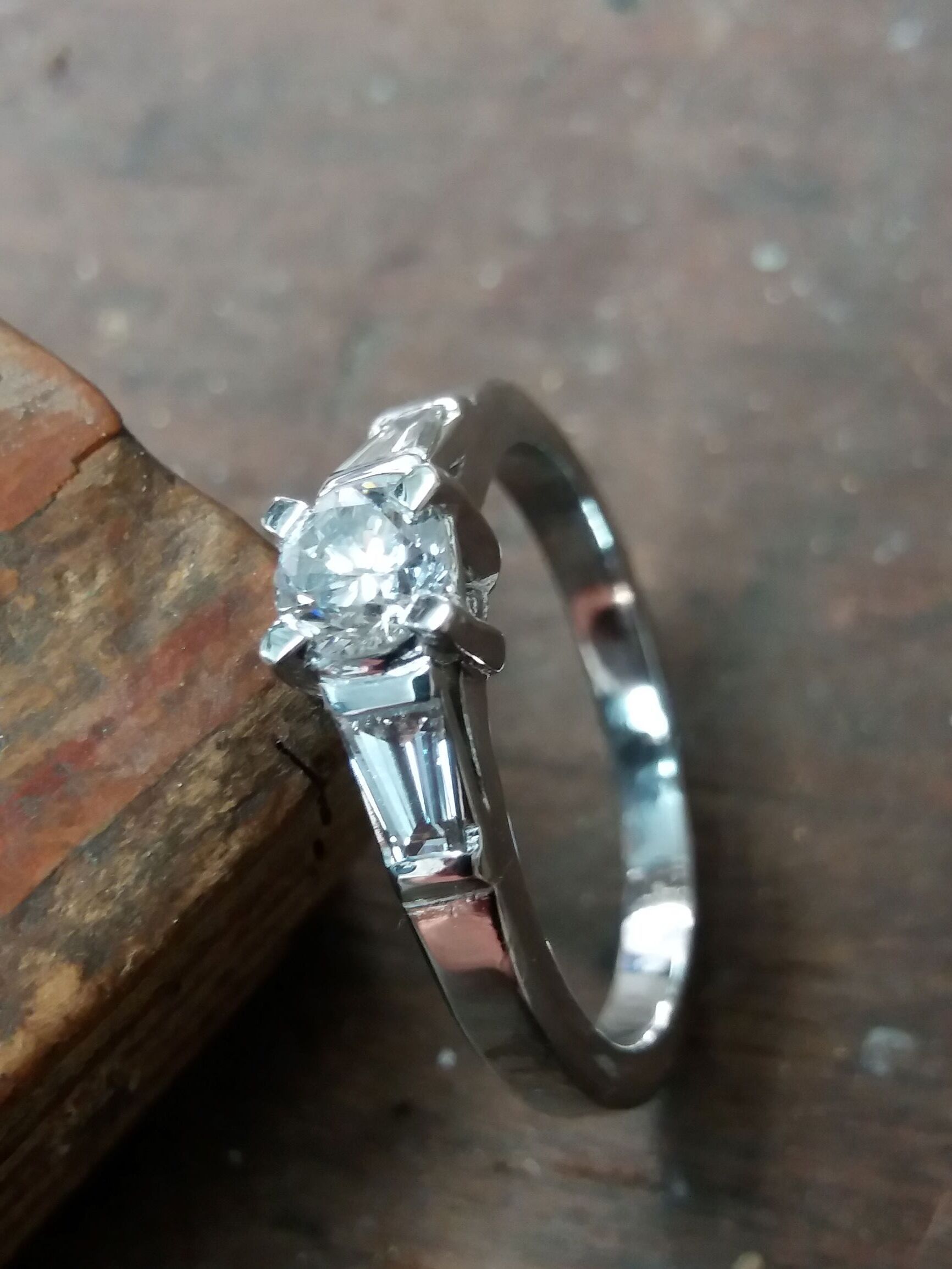 Une bague en argent vue de côté.