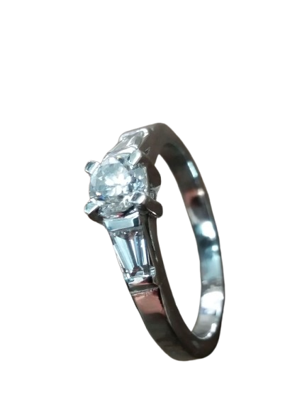 Une bague sertie