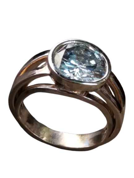 Une bague sertie d'une pierre précieuse