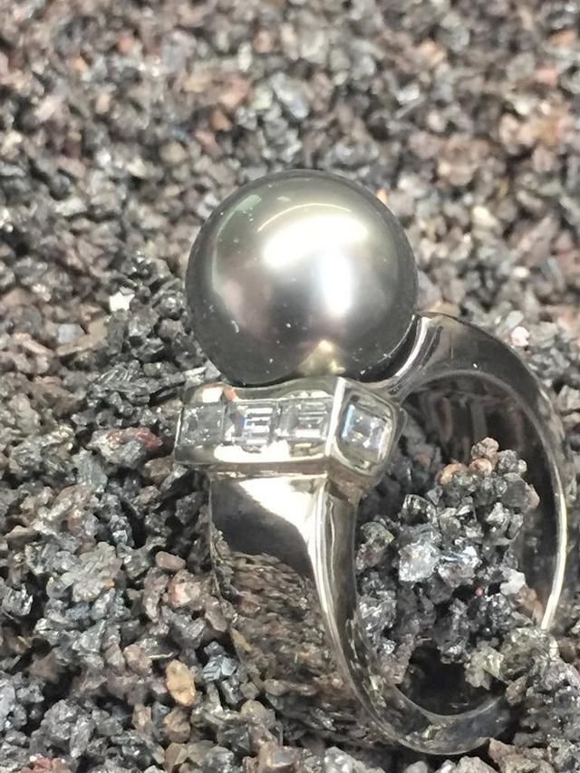 Une bague en argent avec une boule dessus.