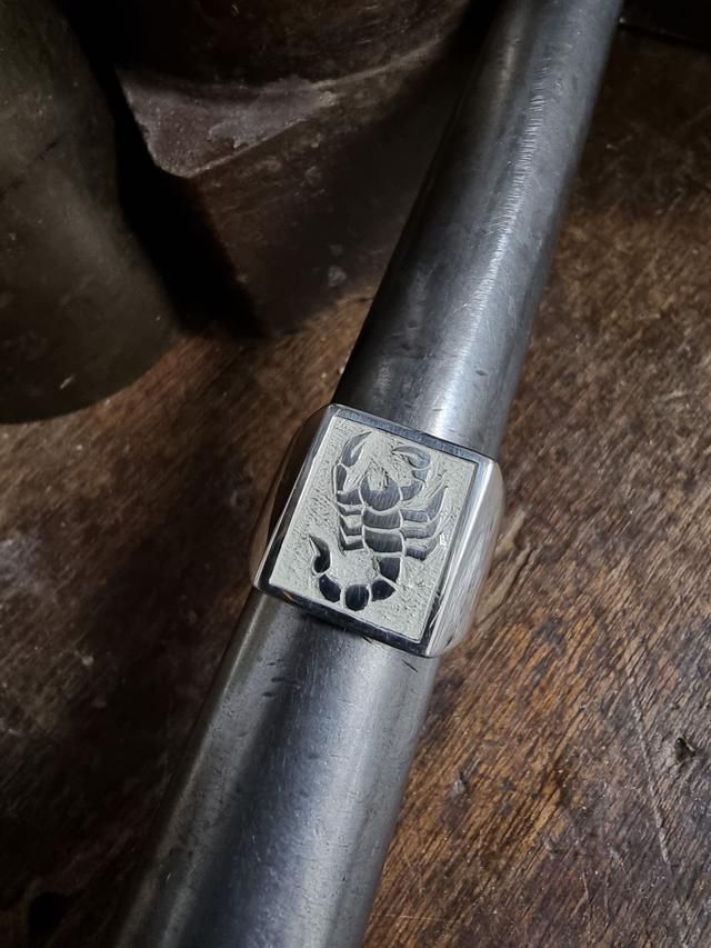 Une chevalière en argent.