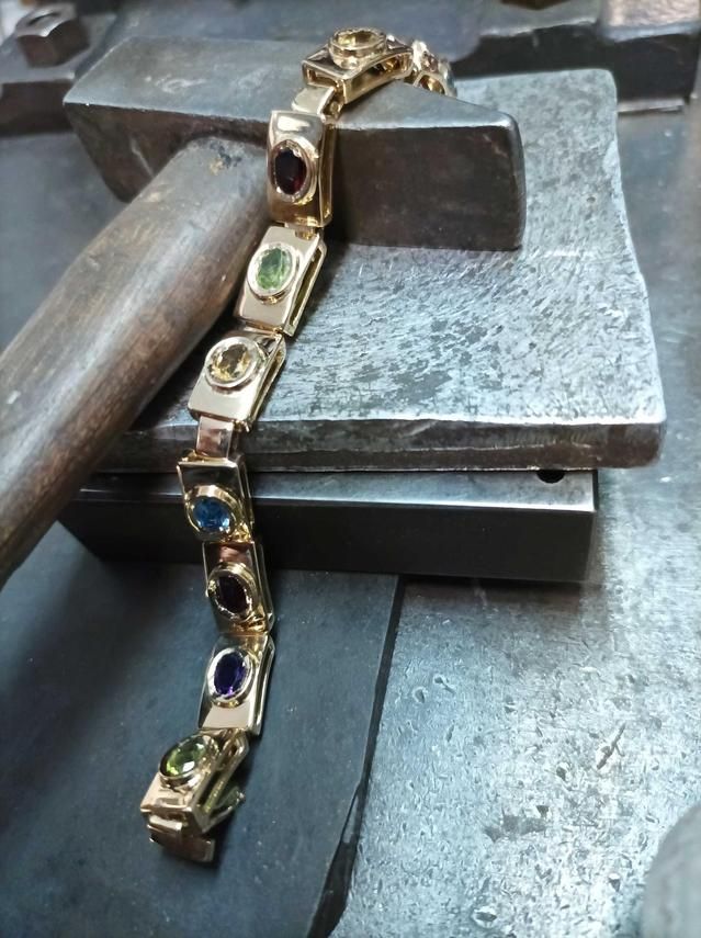 Un bracelet articulé en or.