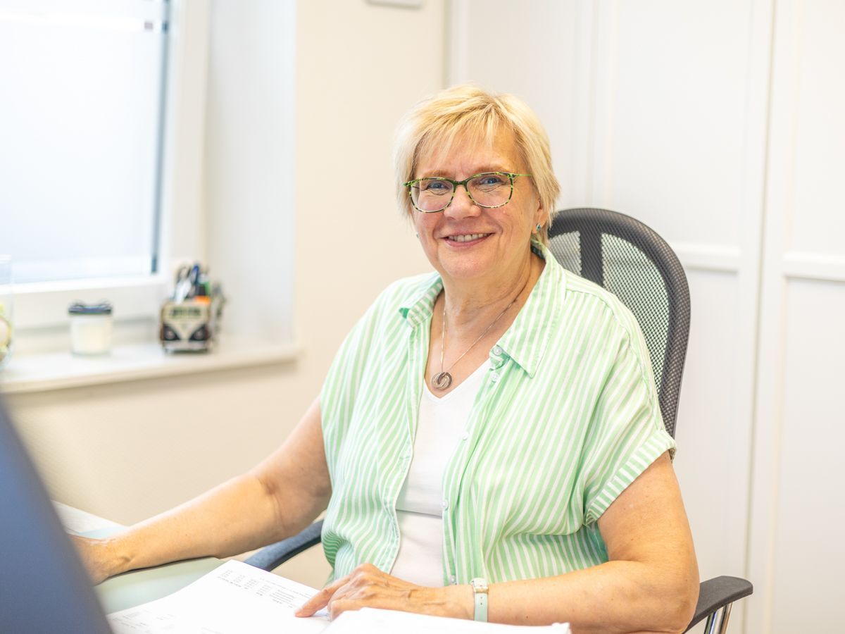 Es ist ein Bild von einem Berg mit einer Sonne in der Mitte.