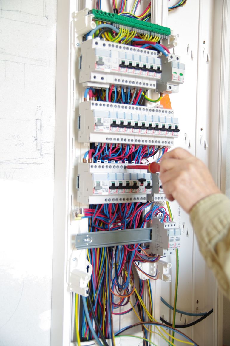 Un électricien intervenant sur un tableau électrique