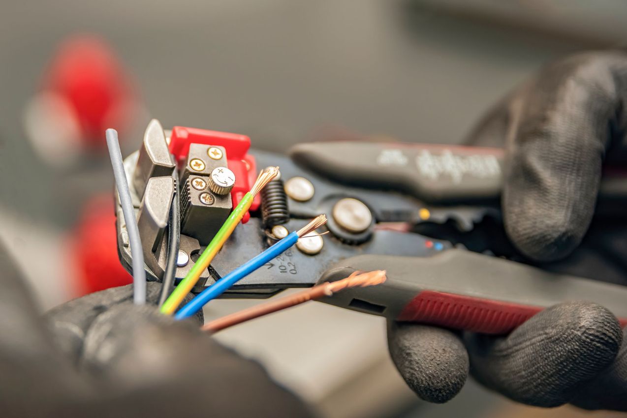 Un électricien dénudant des fils