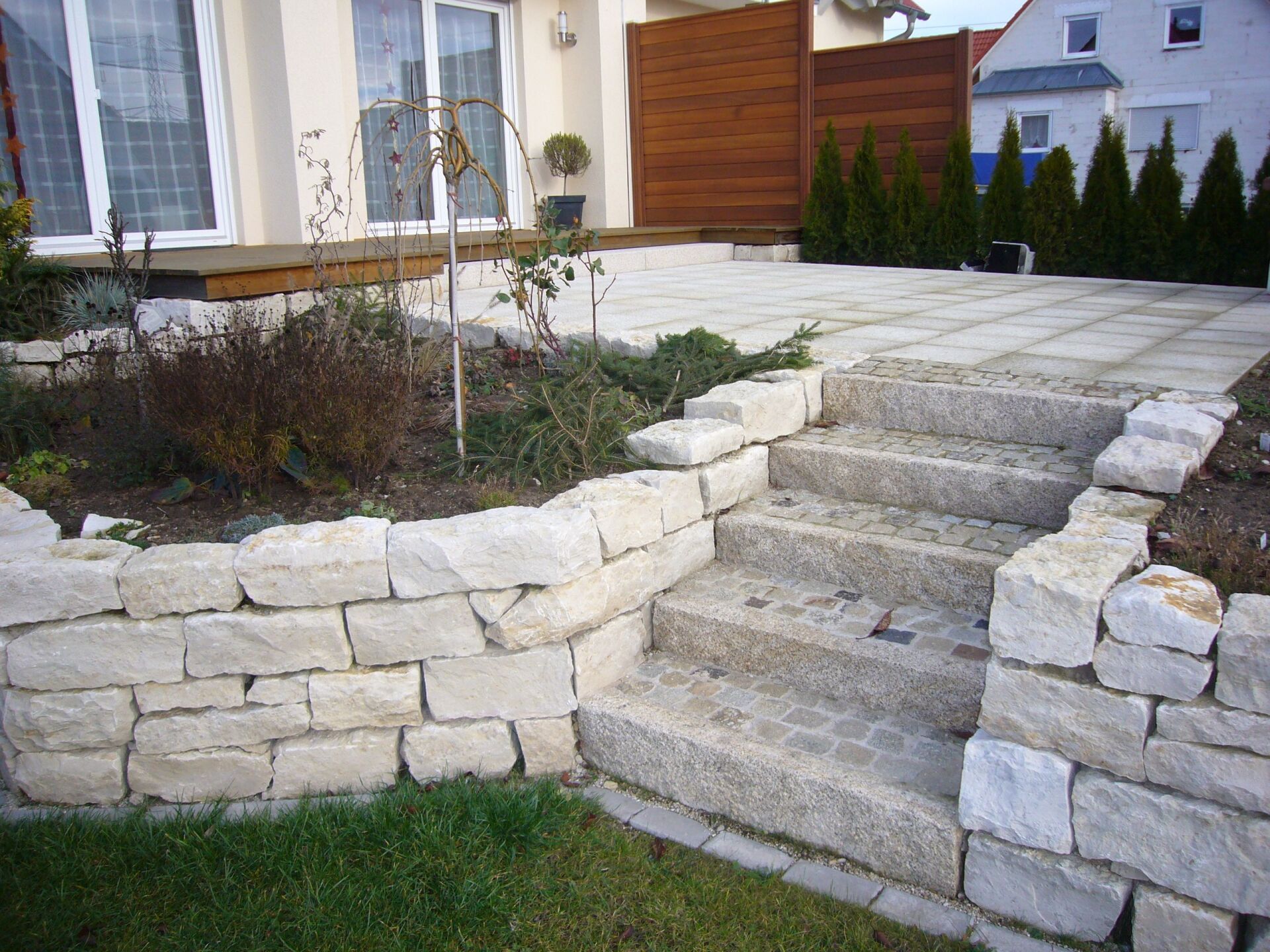 Granitstufen mit Kleinsteinpflaster