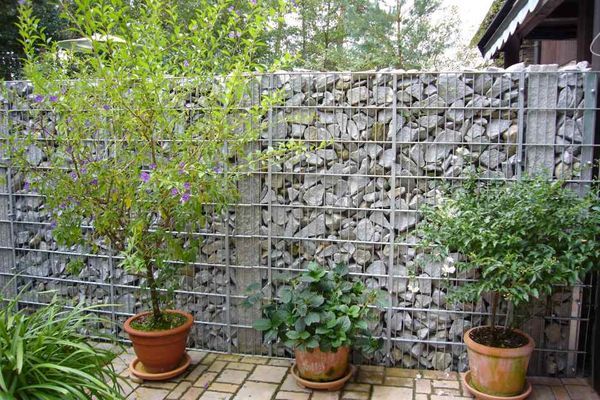 Zaun aus einem Gitter und Steinen