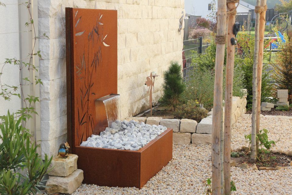 Wasserbecken mit Rückwand