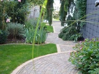 Steinweg in einem Garten