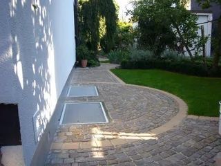 Terrasse und Kellergitter