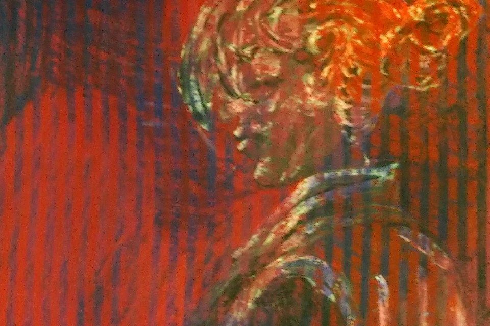 Abstraktes Porträt in Rottönen, mit teilweise sichtbarem Gesicht und kunstvoller Frisur.