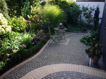 Steinweg in einem Garten