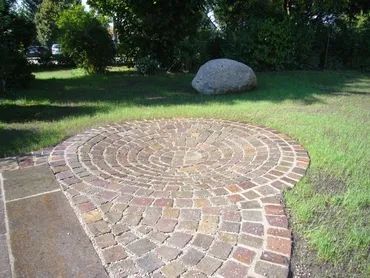 Steinweg in einem Garten