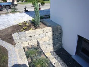 Naturstein als Abgrenzung eines Beetes