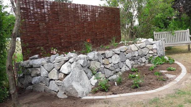 Naturstein als Abgrenzung eines Beetes
