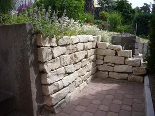 Naturstein als Abgrenzung eines Beetes