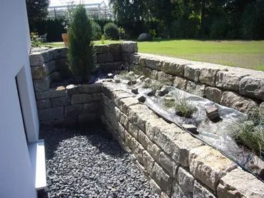 Naturstein als Abgrenzung eines Beetes