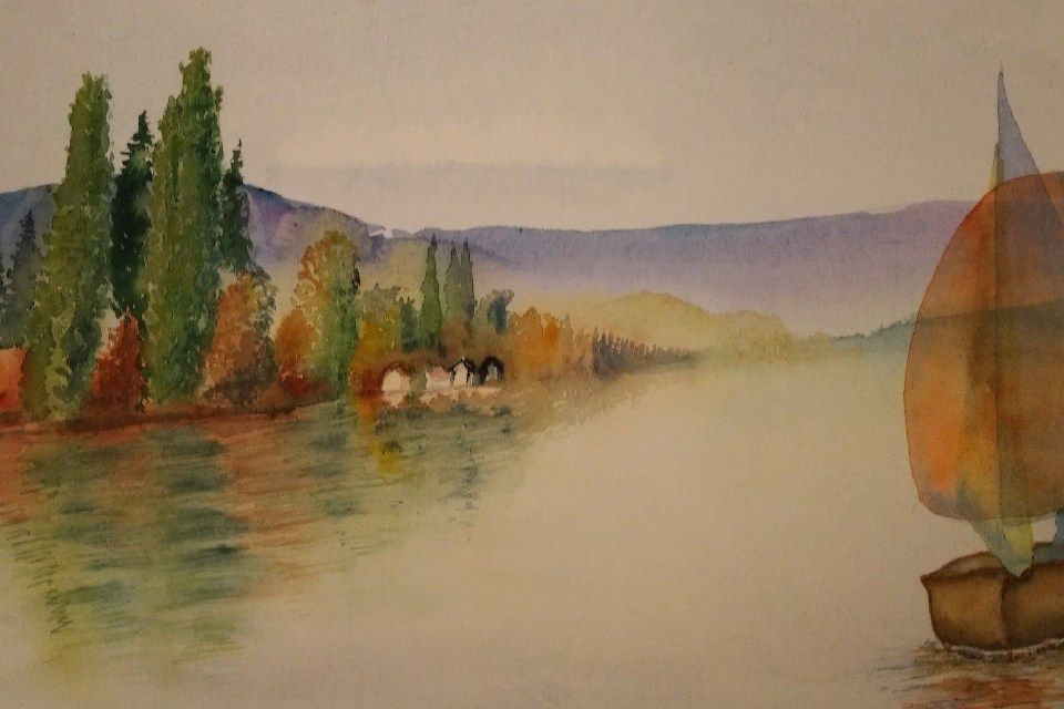 Aquarellgemälde eines Flusses mit einem Segelboot, Bäumen am Ufer und verschwommenen Bergen im Hintergrund.