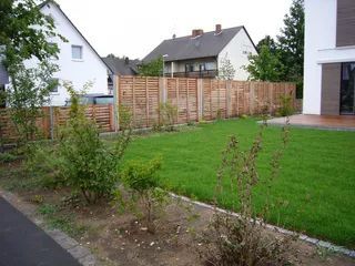 Garten mit Beet und Holzzaun