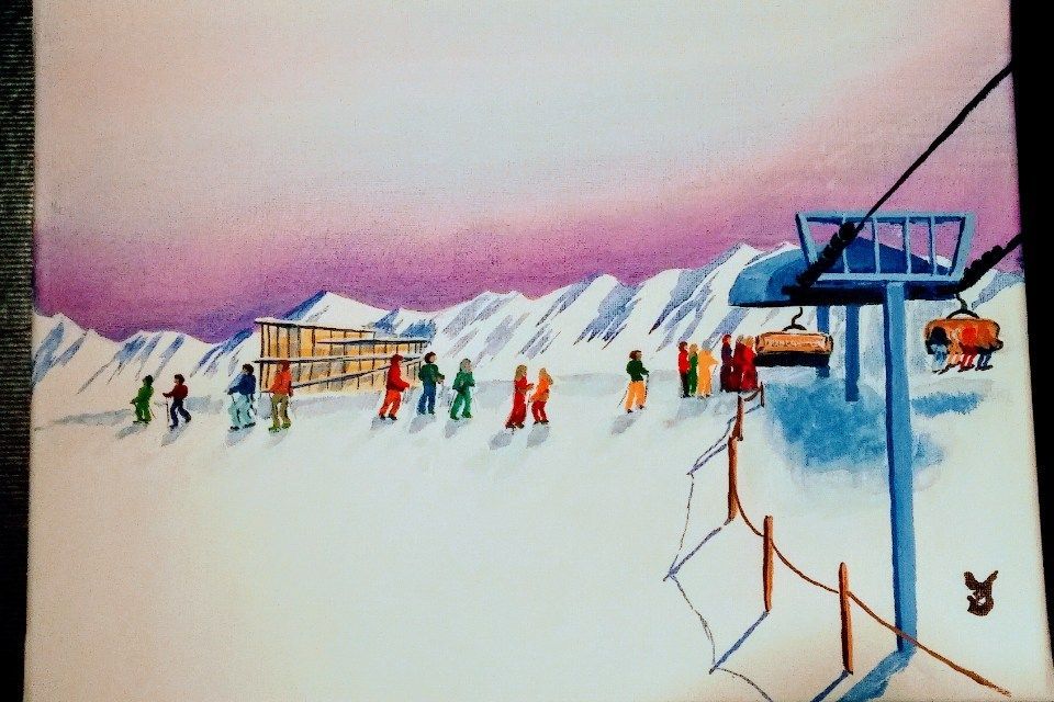 Szene in einem Skigebiet: schneebedeckte Berge, Sessellift und Personen in farbenfroher Skibekleidung. Rosa-violetter Himmel.