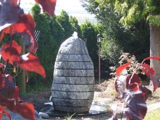 Sprudelstein in einem Garten