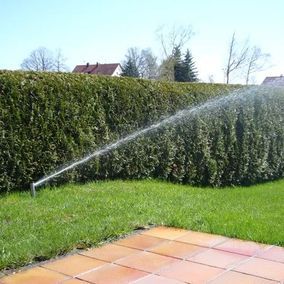 Sprinkleranlage in einem Garten mit Terrasse