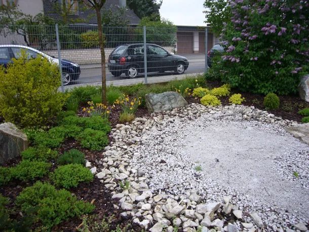 Garten an einer Straße